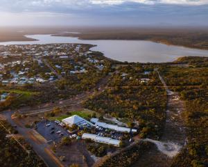 una vista aérea de una casa y un lago en Bremer Bay Resort en Bremer Bay