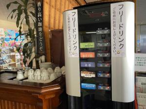 高知市にあるホテル　ロスイン高知の自動販売機(テーブルの横にカップあり)