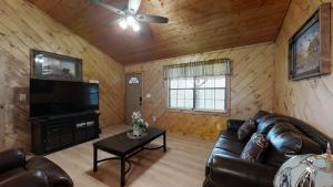 TV/trung tâm giải trí tại Little Mountain Hideaway cabin