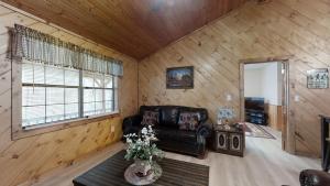 TV/trung tâm giải trí tại Little Mountain Hideaway cabin