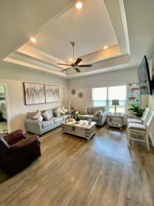 een woonkamer met banken en een plafondventilator bij Beach Room, for wonderful Vacation in Panama City Beach