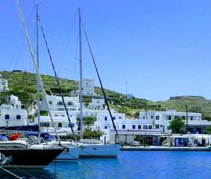 due barche a vela ormeggiate in un porto con edifici bianchi di Yacht Front Studio - Back Yard - No 7 a Ios Chora