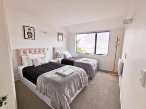 Een bed of bedden in een kamer bij Queenstown Lakeview Holiday Home-5mins to town
