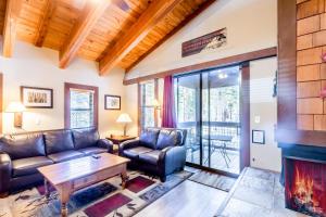 Χώρος καθιστικού στο Cozy Aspen Grove 2 bed 2 bath condo