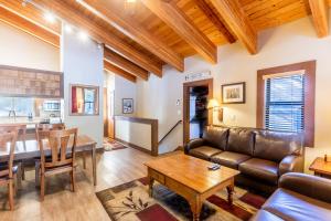 Χώρος καθιστικού στο Cozy Aspen Grove 2 bed 2 bath condo