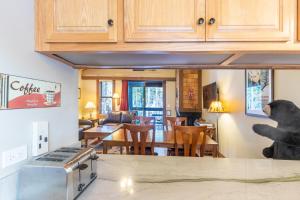 Η κουζίνα ή μικρή κουζίνα στο Cozy Aspen Grove 2 bed 2 bath condo