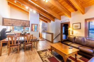 Χώρος καθιστικού στο Cozy Aspen Grove 2 bed 2 bath condo +21 φωτογραφίες