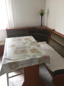 ハイドゥソボスローにあるMarika apartmanの掛け布団付テーブル