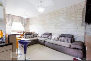 sala de estar con sofá y mesa en Caso com piscina AQUECIDA, há 900 metros do Iguatemi shopping en Brasilia