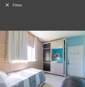 Un dormitorio con una cama grande y una ventana en Caso com piscina AQUECIDA, há 900 metros do Iguatemi shopping, en Brasilia