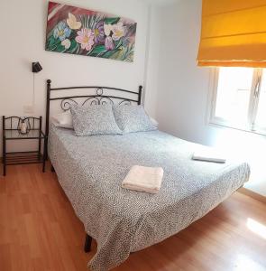 een slaapkamer met een bed met een handdoek erop bij EVA & TRAVEL - Cal Manco in Ulldemolins