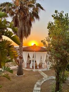 O pôr ou nascer do sol visto da villa ou dos arredores