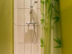 La salle de bains est pourvue d'une douche avec un pommeau de douche. dans l'établissement Gîte Casson, 3 pièces, 4 personnes - FR-1-306-849, à Casson