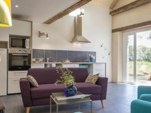 sala de estar con sofá púrpura y mesa en Gîte Varades, 3 pièces, 6 personnes - FR-1-306-847, en La Chapelle-Saint-Sauveur