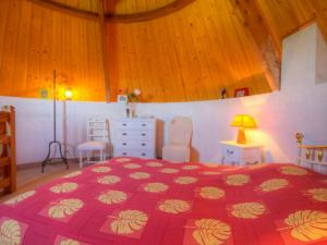 1 dormitorio con cama y techo de madera en Gîte Pornic-Le Clion sur Mer, 3 pièces, 4 personnes - FR-1-306-872, en Pornic