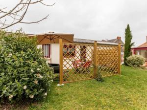 una puerta de madera en el patio de una casa en Gîte Clisson, 2 pièces, 3 personnes - FR-1-306-900, en Clisson