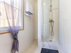 ein Bad mit einer Dusche und einem Duschvorhang in der Unterkunft Gîte Saint-Brevin-les-Pins, 4 pièces, 6 personnes - FR-1-306-934 in Saint-Brevin-les-Pins