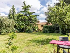 un tavolo da picnic nel cortile di una casa di Gîte Corcoué-sur-Logne, 2 pièces, 3 personnes - FR-1-306-1066 a Saint-Étienne-de-Corcoué