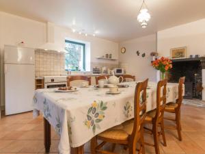 cocina y comedor con mesa y sillas en Gîte Bonnœuvre, 4 pièces, 6 personnes - FR-1-306-1151 en Bonnoeuvre