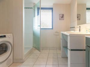 ein Badezimmer mit einem Waschbecken und einer Waschmaschine in der Unterkunft Gîte Bonnœuvre, 4 pièces, 6 personnes - FR-1-306-1151 in Bonnoeuvre