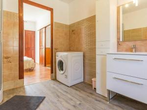 a bathroom with a washing machine and a sink at Gîte Saint-Brevin-les-Pins, 4 pièces, 6 personnes - FR-1-306-1065 in Saint-Brevin-les-Pins