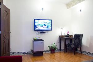 En tv och/eller ett underhållningssystem på Orchid Suites - A Boutique Hotel Bangalore Off Residency Road