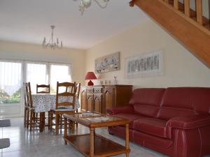 - un salon avec un canapé rouge et une table dans l'établissement Gîte Valençay, 4 pièces, 6 personnes - FR-1-591-148, à Valençay