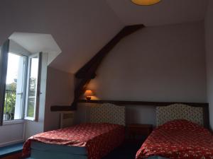 um quarto com uma cama e uma janela em Gîte Argenton-sur-Creuse, 7 pièces, 12 personnes - FR-1-591-209 em Argenton-sur-Creuse