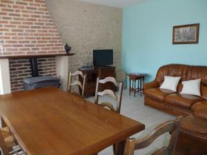 ein Wohnzimmer mit einem Tisch und einem Sofa in der Unterkunft Gîte Vennecy, 4 pièces, 6 personnes - FR-1-590-181 in Vennecy