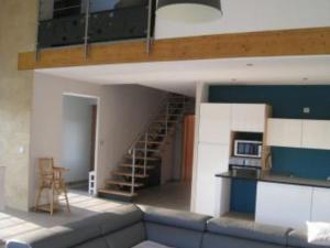 ein Wohnzimmer mit einem Sofa und einem Loft in der Unterkunft Gîte Ville-sur-Yron, 4 pièces, 7 personnes - FR-1-584-123 in Ville-sur-Yron