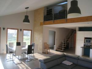 Dapur atau dapur kecil di Gîte Contemporain en Écovillage avec Grande Terrasse et Proximité Attractions, 3 Chambres, PMR - FR-1-584-123