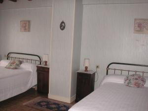 1 dormitorio con 2 camas y reloj en la pared en Gîte Gehée, 6 pièces, 10 personnes - FR-1-591-34, en Gehée