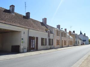 una calle vacía con una fila de edificios blancos en Gîte Neuillay-les-Bois, 3 pièces, 5 personnes - FR-1-591-104, en Neuillay-les-Bois