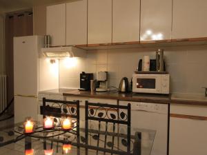 una cocina con velas en una encimera con microondas en Gîte Lorcy, 2 pièces, 2 personnes - FR-1-590-175, en Lorcy