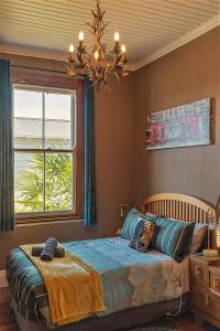 Owhango的住宿－5-Star OLD POST OFFICE HOLIDAY HOME - 5-7-Bedroom Art Deco Elegance，相簿中的一張相片