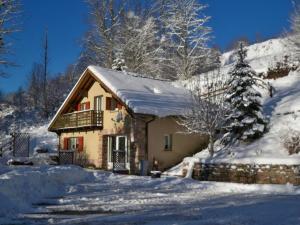 una casa cubierta de nieve con una entrada cubierta de nieve en Gîte Lubine, 3 pièces, 4 personnes - FR-1-589-192, en Lubine