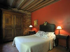 a bedroom with a white bed with an orange wall at Maison Rustique Familiale en Sologne avec Grands Espaces, Proche Châteaux de la Loire - FR-1-590-1 in Ardon
