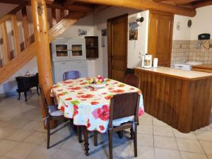 una cocina con una mesa con un plato de comida. en Gîte Allègre, 4 pièces, 6 personnes - FR-1-582-151, en Allègre