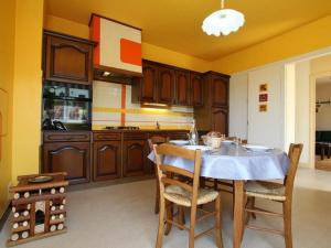 een keuken met een tafel en stoelen in een kamer bij Gîte Retournac, 3 pièces, 4 personnes - FR-1-582-248 in Retournac