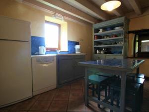 Η κουζίνα ή μικρή κουζίνα στο Maison de caractère avec terrasse à 300m de l'Allier, idéale pour pêche, détente et activités familiales - FR-1-582-208 +8 φωτογραφίες