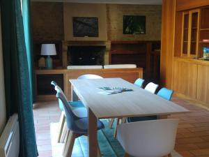 Bruère-Allichamps的住宿－Gîte Bruère-Allichamps, 8 pièces, 14 personnes - FR-1-586-13，一间带木桌和椅子的用餐室