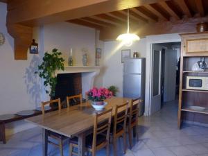 cocina y comedor con mesa de madera y sillas en Gîte Aubepierre-sur-Aube, 5 pièces, 9 personnes - FR-1-611-1, 