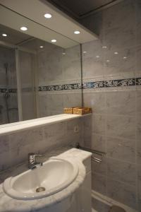 ein Bad mit einem Waschbecken und einem Spiegel in der Unterkunft Seeperle in Malente