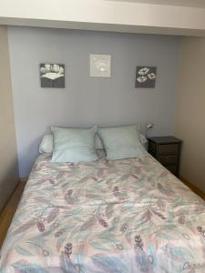 ein Schlafzimmer mit einem Bett mit einer bunten Bettdecke in der Unterkunft Cathy in Les Angles