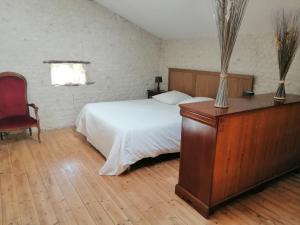 1 dormitorio con cama, escritorio y silla en Têtes à l'air, en Montils