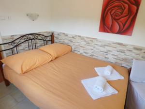 un letto con due asciugamani sopra di Studio for short stay a Rabac