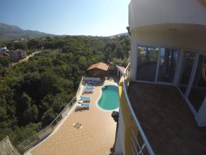 Un balcón de una casa con piscina. en Belvedere Apartments with Seaview, en Dobra Voda