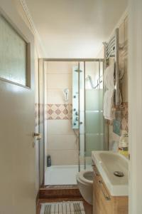 Un baño con ducha, inodoro y lavabo. en Studio Acropolis, en Atenas