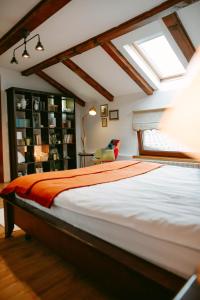 Schlafzimmer mit einem großen Bett und einem Dachfenster in der Unterkunft Casa Domestic, Modern Guest House in Viştea de Sus