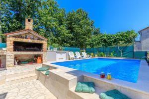 Bassein majutusasutuses Apartments Vanessa with Shared Pool või selle lähedal +24 fotot